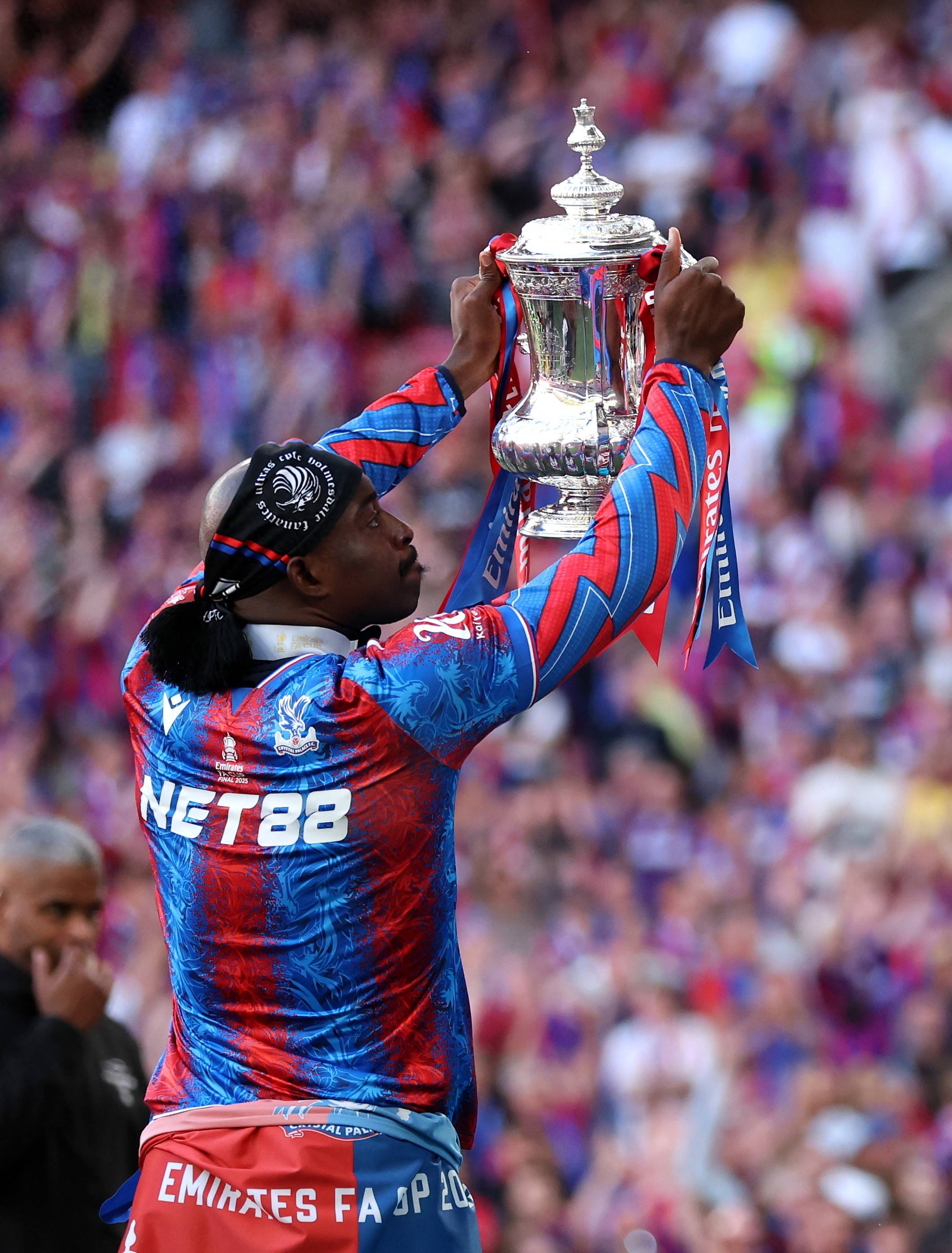 包含水晶宫中场核心受伤，影响球队发挥的词条