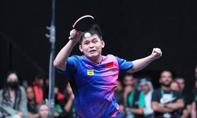 包含法兰克福新秀崭露头角，球队冲刺联赛前列的词条