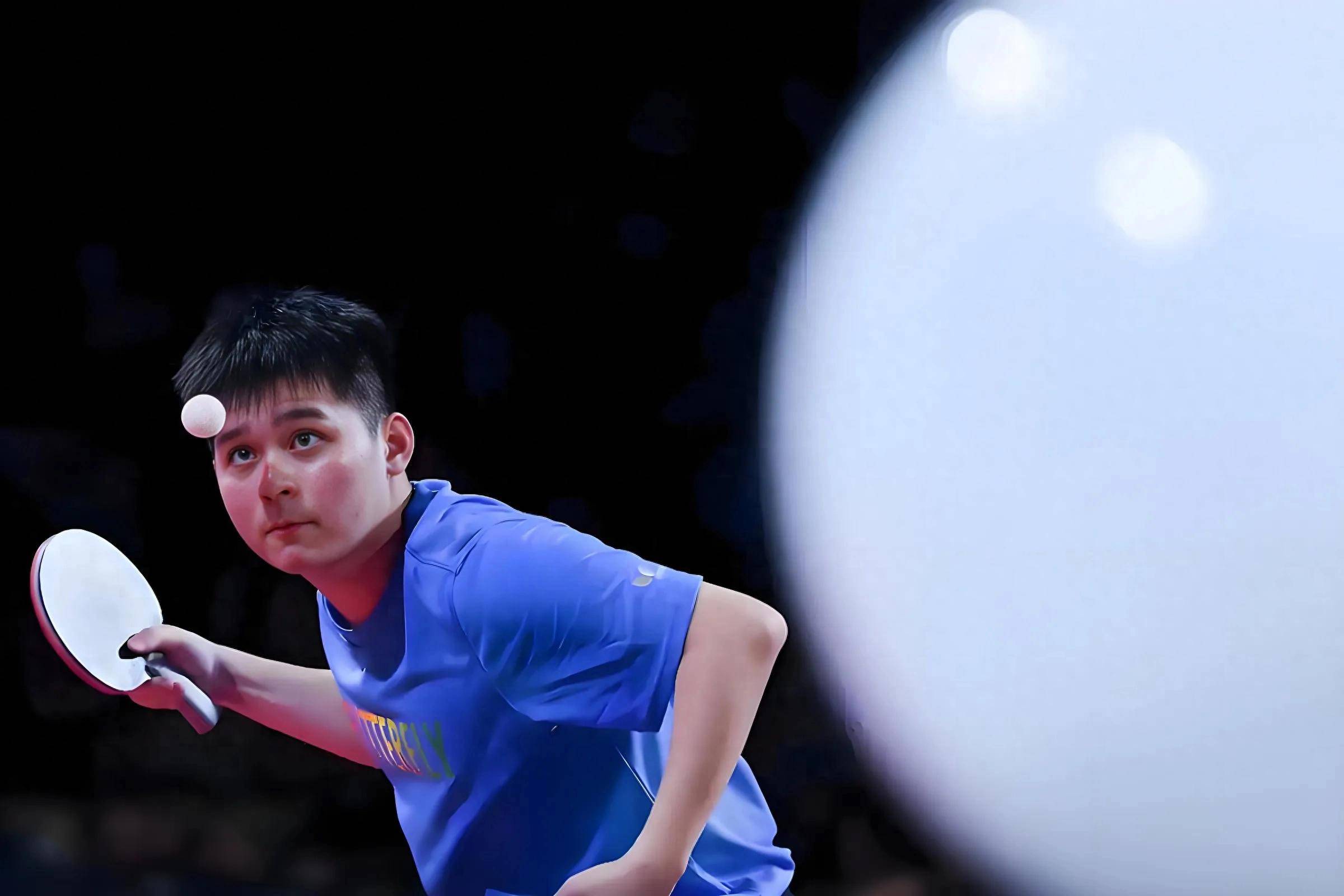 包含法兰克福新秀崭露头角，球队冲刺联赛前列的词条