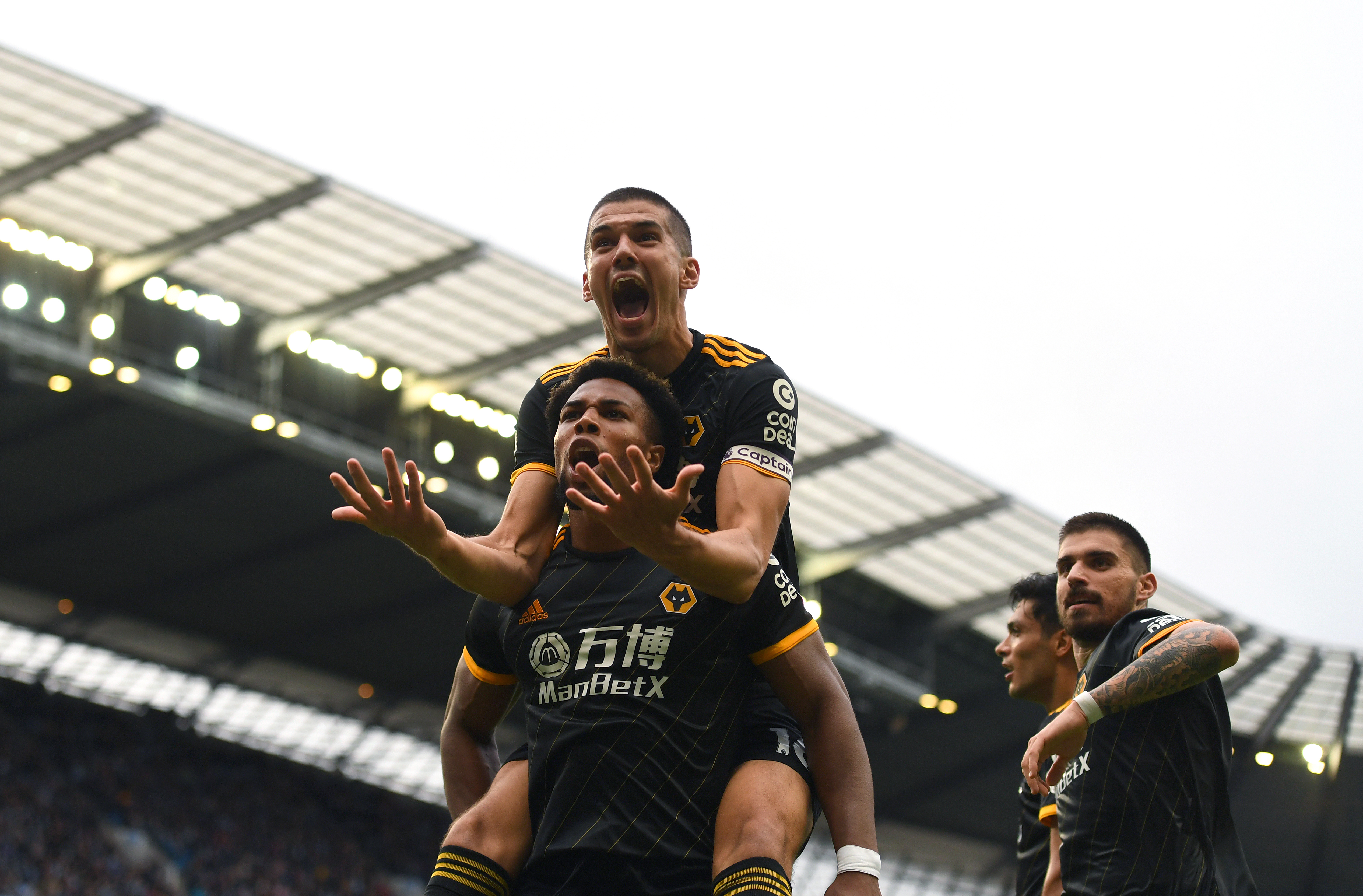 狼队主场告捷，球员得到球迷热情支持的简单介绍