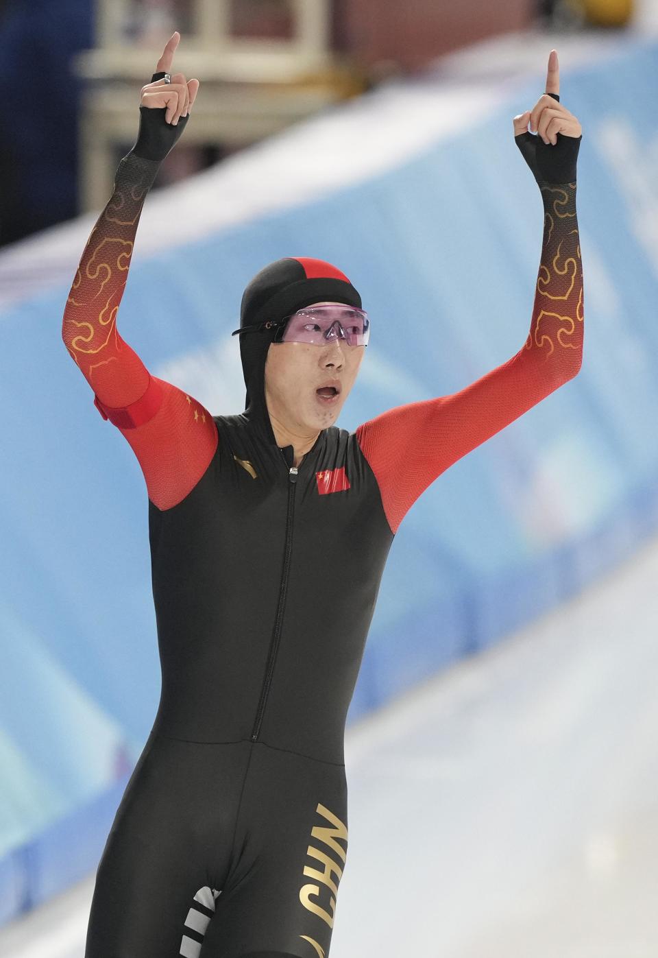 关于速度滑冰再次上演逆袭，选手冲上领奖台的信息