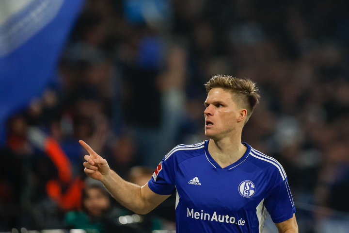 沙尔克防守失误频出，急需改进