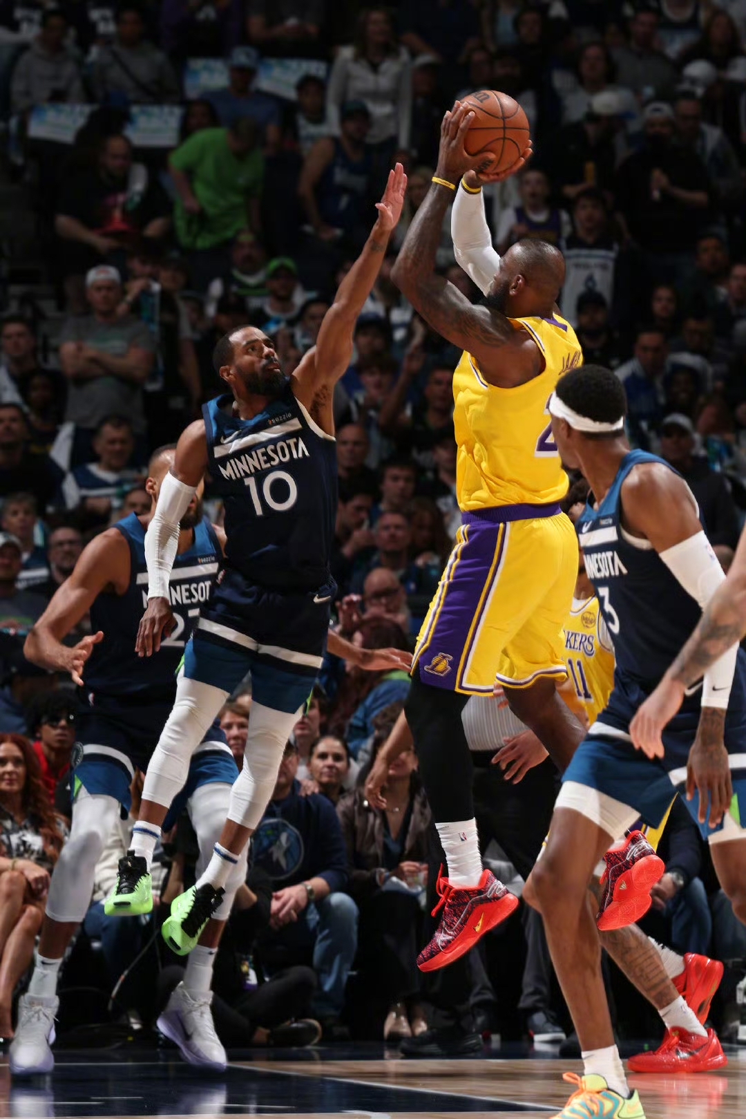 森林狼队全场实力爆发，横扫比赛对手