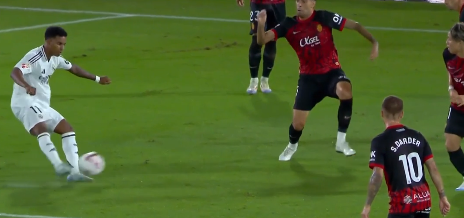 西甲卫冕冠军遭遇连败，危机重重