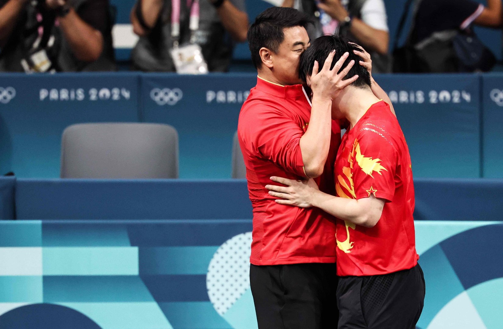 英国乒乓球队轻取瑞典乒乓球队，王皓送出助攻