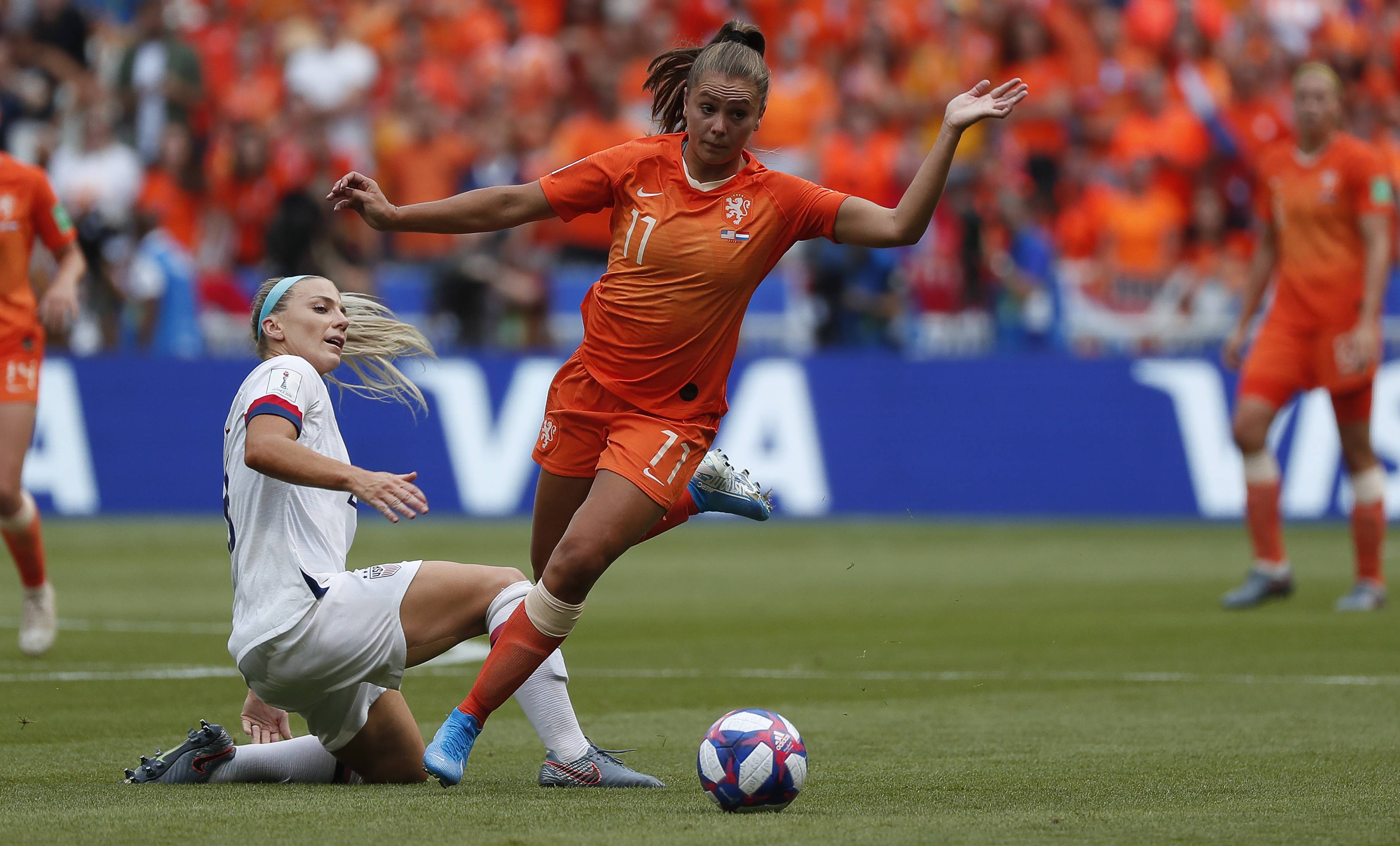 女足选手在国际比赛中展现出色表现