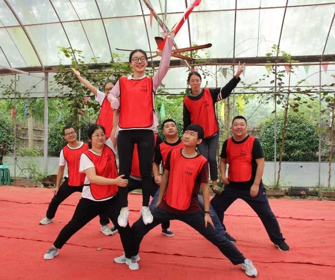 某队队员集体发力，士气高昂赢球