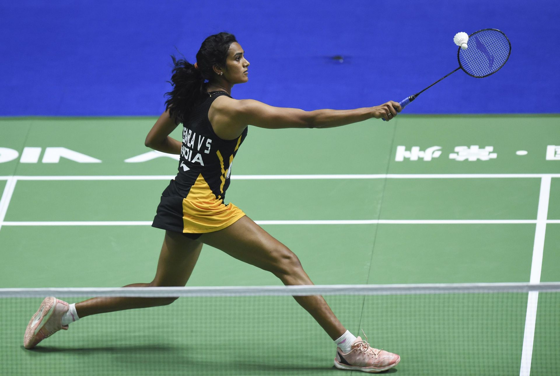 日本羽毛球队轻取泰国羽毛球队，辛杜制霸全场的简单介绍